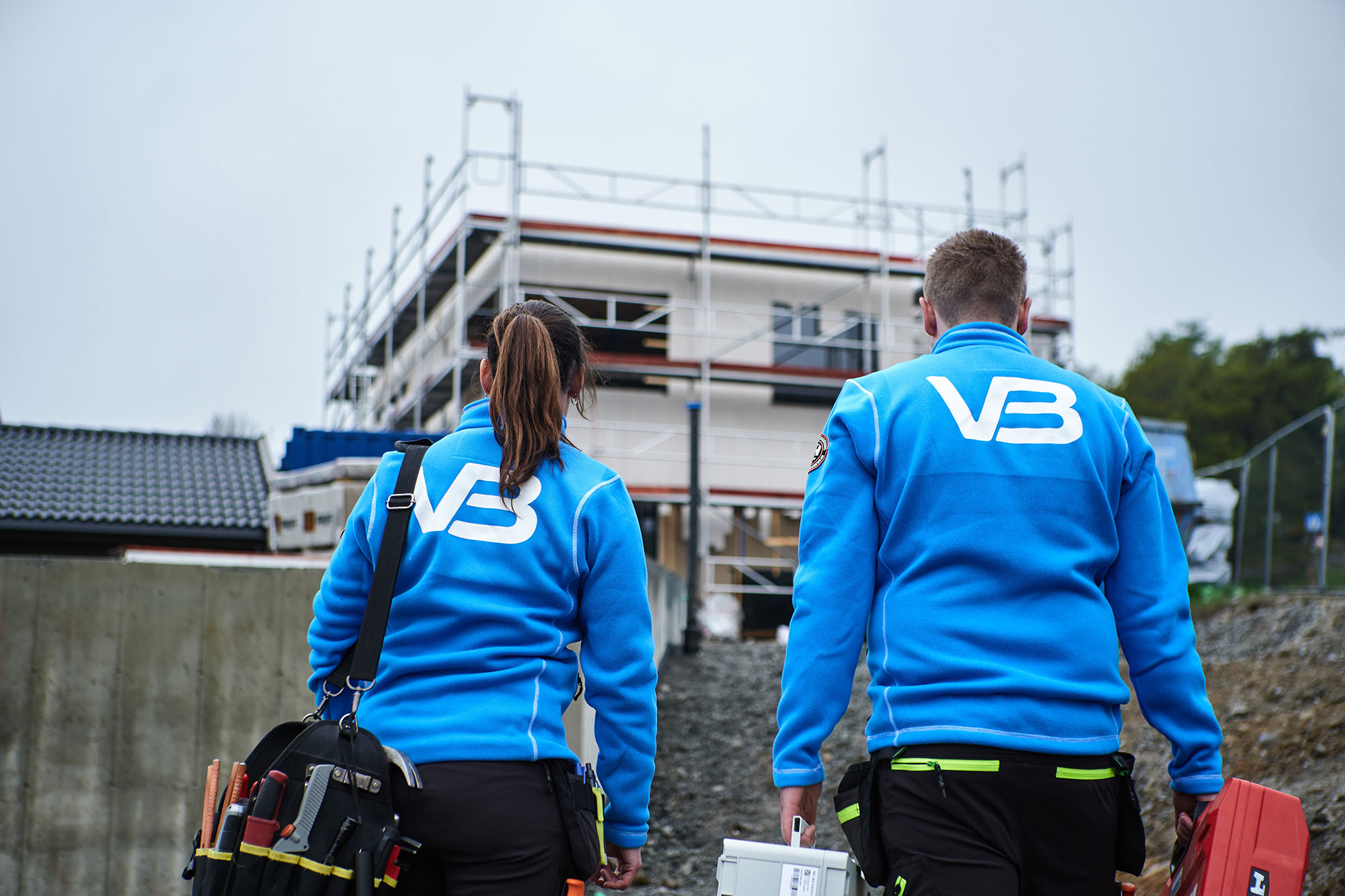 Rørleggere på vei inn i et byggeprosjekt